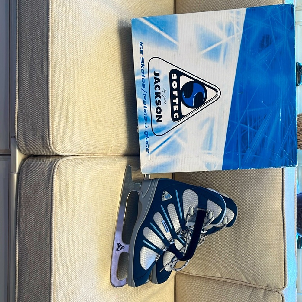 Women’s ice hockey skates